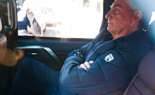 Bolsonaro recebe tornozeleira, perde redes sociais e é proibido de sair à noite