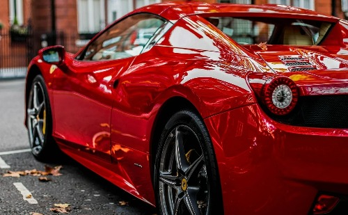 Justiça mantém passaporte retido de empresário que ostenta Ferraris, exibia vida de luxo e deve R$ 41 mil
