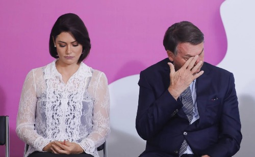 Após ação da PF, Michelle enfrentou agentes de pijama e será porta-voz de Bolsonaro, diz Damares