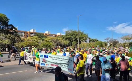Ato em Brasília pede anistia para Bolsonaro e critica STF