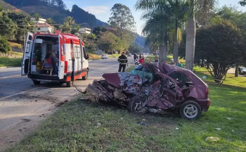 Colisão entre três carros mata motorista na BR-262