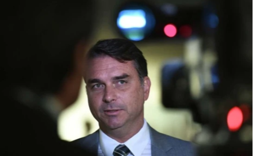 Flávio Bolsonaro deixa o Brasil antes de operação da PF e gera reação política
