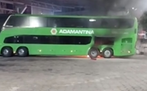 Vídeo: Ônibus pega fogo na  rodoviária de Ipatinga