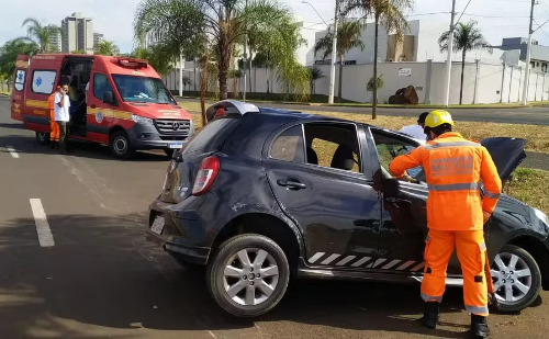 Menor de 13 anos dirige escondido e capota carro com primos em Minas Gerais