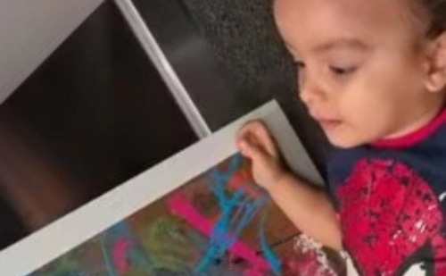 Menino de 3 anos estreia como artista plástico em shopping de Minas Gerais