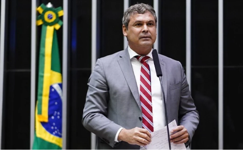 PT vai ao STF para impedir nomeação de Eduardo Bolsonaro