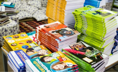 Demora do MEC na compra de livros pode comprometer ano letivo de 2026