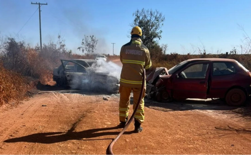 Carro pega fogo após batida e mata mulher e bebê na BR-262, em Minas