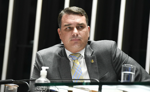 Flávio Bolsonaro pressiona Alcolumbre por impeachment de Moraes
