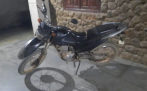 Homem é preso com drogas e moto clonada na zona rural de Ipaba