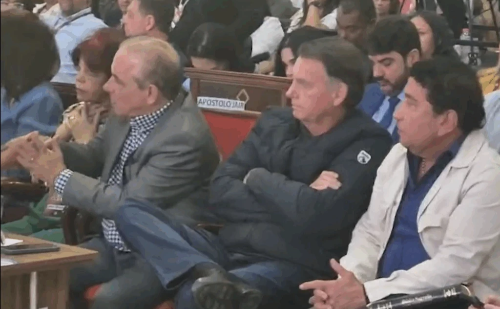 Bolsonaro chora em culto enquanto Moraes decide sobre embargos
