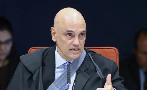 Moraes vê violação, mas descarta prisão imediata de Bolsonaro