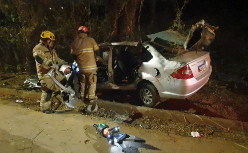 Três pessoas morrem após carro bater em árvore em Coronel Fabriciano