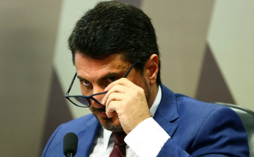 Marcos do Val viaja aos EUA mesmo com passaporte diplomático bloqueado