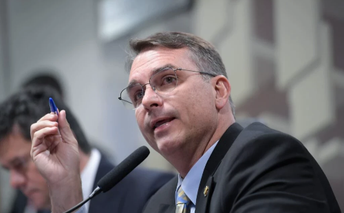 Flávio Bolsonaro critica Lula por cortes no Bolsa Família