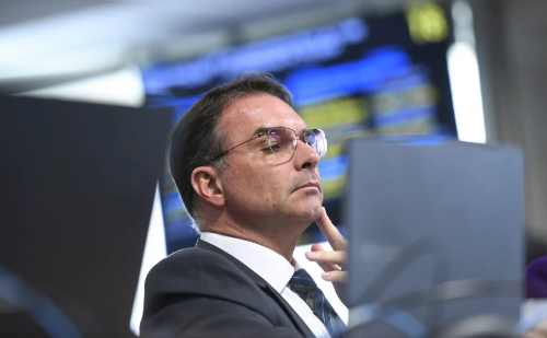 Flávio Bolsonaro critica Mourão por fala sobre Trump