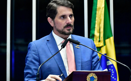 STF bloqueia contas e cartões de Marcos do Val após viagem aos EUA