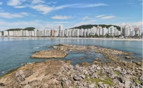 Turista de 19 anos desaparece no mar ao tentar nadar até ilha em Guarujá