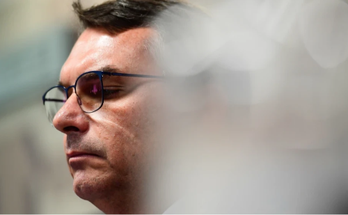 Flávio Bolsonaro rebate ministro do STF após críticas a Jair e Trump