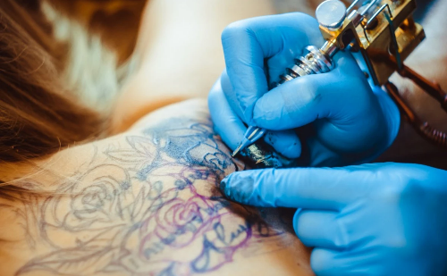Conselho Federal proíbe anestesia em tatuagens estéticas no Brasil