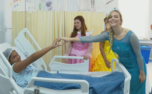 Médicas se vestem de princesas para acolher crianças internadas no RJ