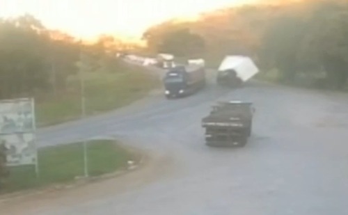 Tragédia na BR-116: câmera flagra momento em que carreta tomba e mata três na BR-116