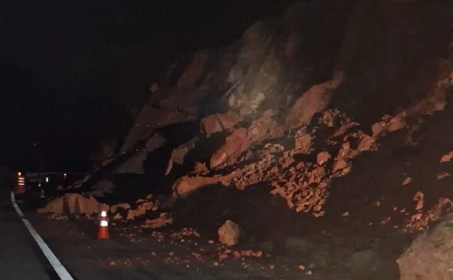 Vídeo: Deslizamento de talude interdita BR-381 em Antônio Dias