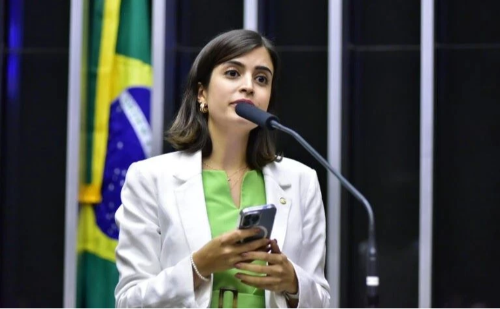 Tabata Amaral questiona governo Lula sobre saída da aliança para Memória do Holocausto