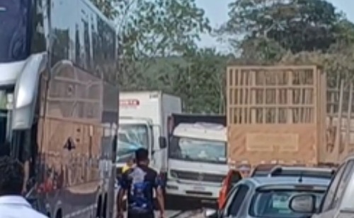 Vídeo: acidente entre caminhões interdita BR-381 próximo à Cenibra