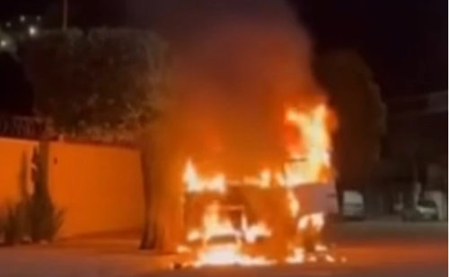 Incêndio destrói veículo em bairro residencial de Timóteo