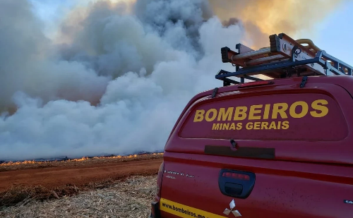 Colisão entre carro e caminhão-tanque deixa um morto e dois feridos na MGC-135