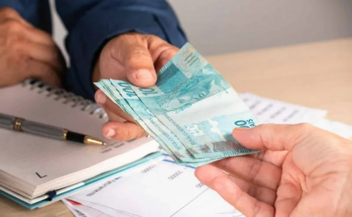 Mais da metade dos brasileiros se arrepende de emprestar dinheiro a amigos