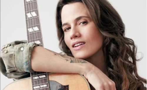 Ana Cañas apresenta show intimista no Teatro Usiminas em Ipatinga