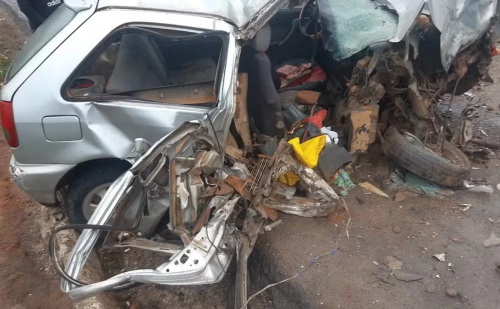 Colisão entre carro e caminhão deixa dois gravemente feridos na BR-116