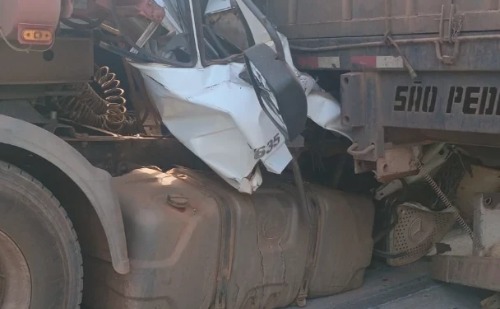 Vídeo: motorista sai ileso após acidente grave entre carretas na BR-381 em Antonio Dias