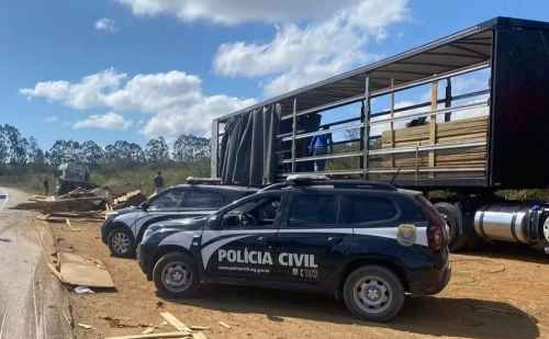 Quatro homens são presos quando tentavam saquear carga de carreta na BR-116