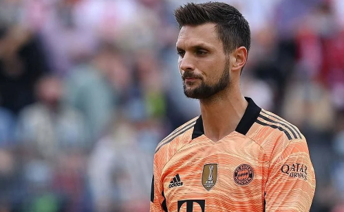 Filho de 6 anos de goleiro do Bayern morre após luta contra doença grave