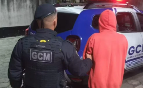 Homem invade escola duas vezes e furta 25 kg de leite em pó da merenda em SP