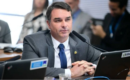 Flávio Bolsonaro acusa Alexandre de Moraes de parcialidade e reforça pedido de impeachment