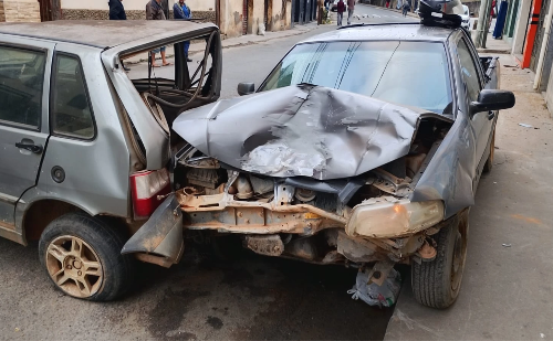 Motorista embriagado colide com carro estacionado em Ponte Nova