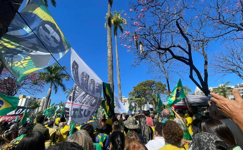 Vídeo: Manifestantes ocupam Praça da Liberdade, em Belo Horizonte, pedindo impeachment de Moraes e Lula
