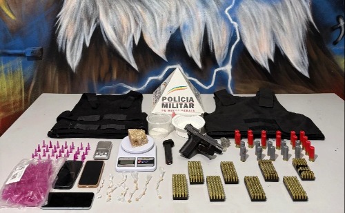 Casal é preso com drogas, arma e munições em Santana do Paraíso