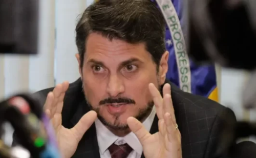 Moraes impõe tornozeleira e bloqueia salário de Marcos do Val