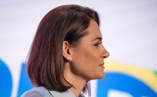 Com Bolsonaro recluso, Michelle assume protagonismo político