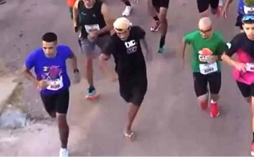 Bêbado de chinelo entra por acaso em corrida de 8km e cruza a linha de chegada