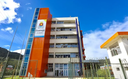 Prefeitura de Guarujá anuncia concursos com mais de 800 vagas e salários de até R$ 6,9 mil