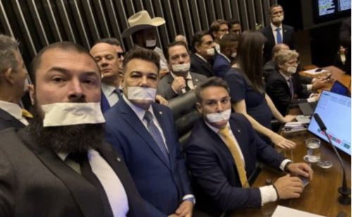 Deputados da oposição ocupam Mesa da Câmara com fitas na boca