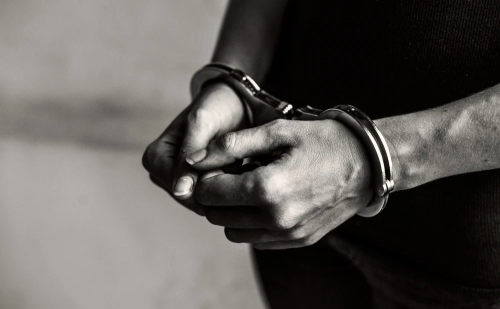 Justiça aumenta em quase 40 anos pena de homem condenado por estuprar as filhas em Engenheiro Caldas