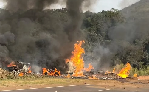 Motorista morre carbonizado após tombamento e incêndio de caminhão-tanque na BR-040