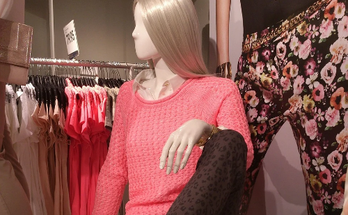 Campanhas de moda são retiradas do ar após críticas sobre aparência 'pouco saudável' de modelos